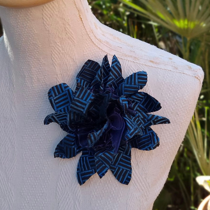 flower-shaped fabric pin 13.5x15 cm