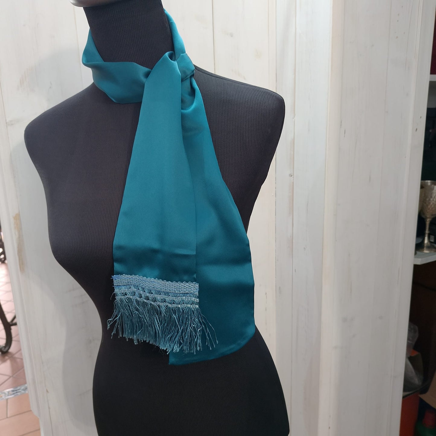 foulard in pura seta con frange e fiore