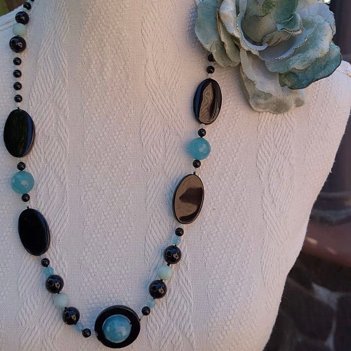 Collier de 72,5 cm en onyx, sélénite, jade et aigue-marine