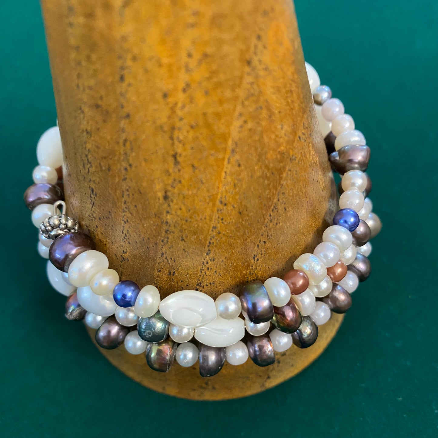 bracciale a cerchio rigido in perle e madreperla