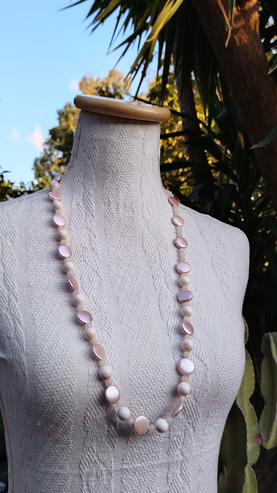 Collier de 92,5 cm en coquillage, perles et jade
