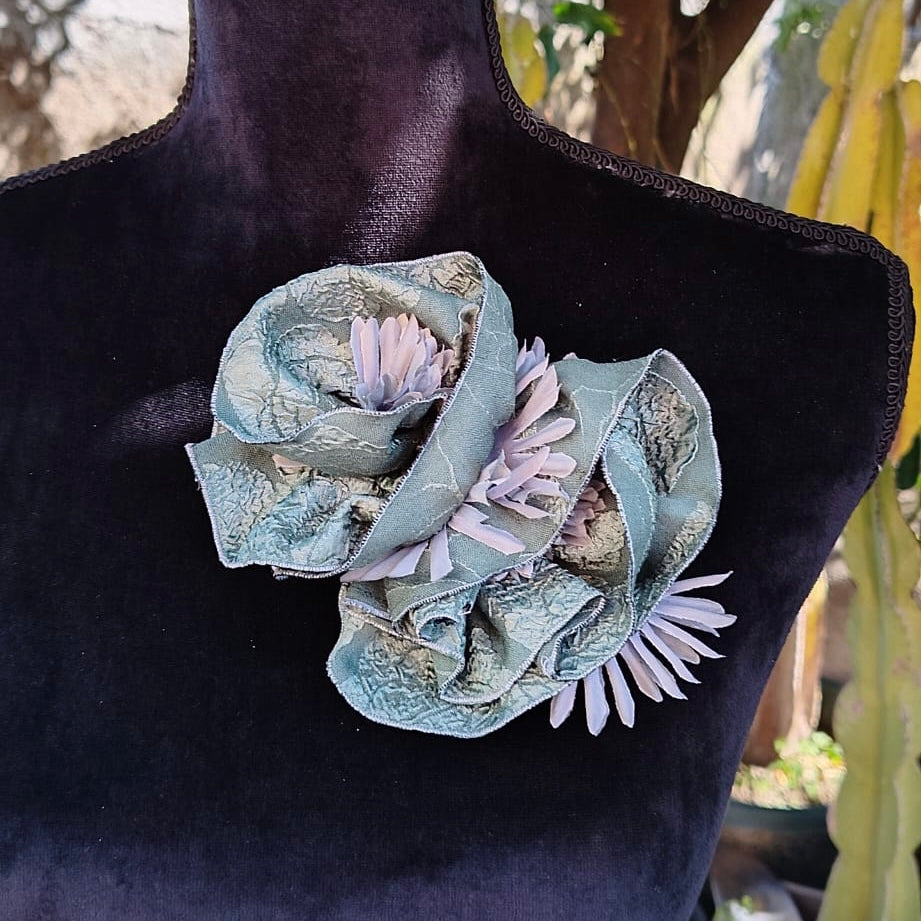 flower-shaped fabric pin 16x11 cm