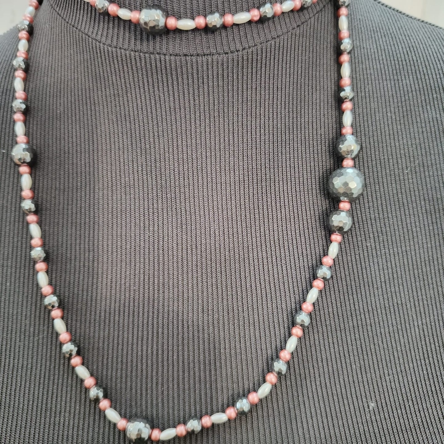 100 cm necklace in pearls, beads and hematite