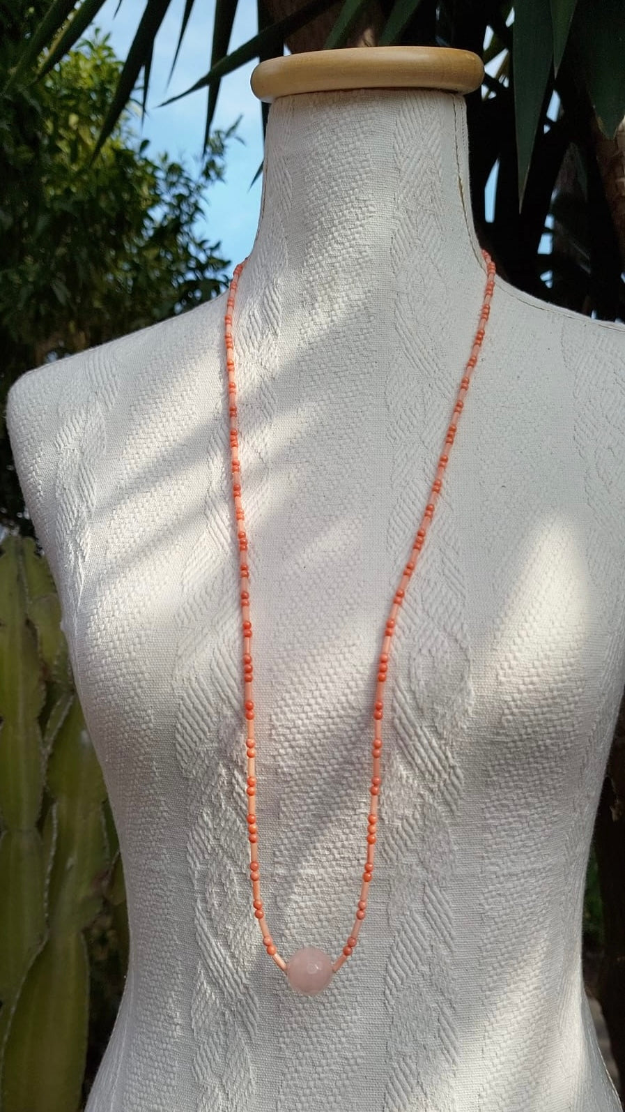 Collier de 98 cm en corail rose et jade