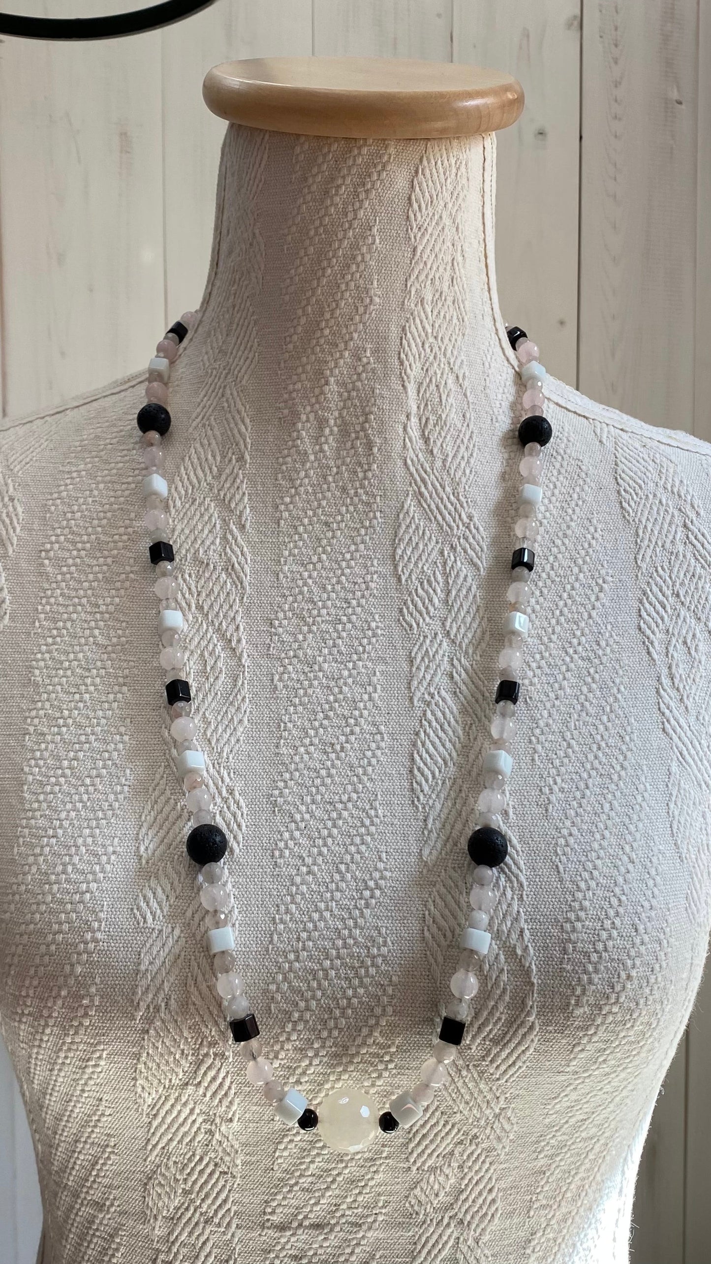 83.5 cm necklace in jade, onyx, agate and lava stone