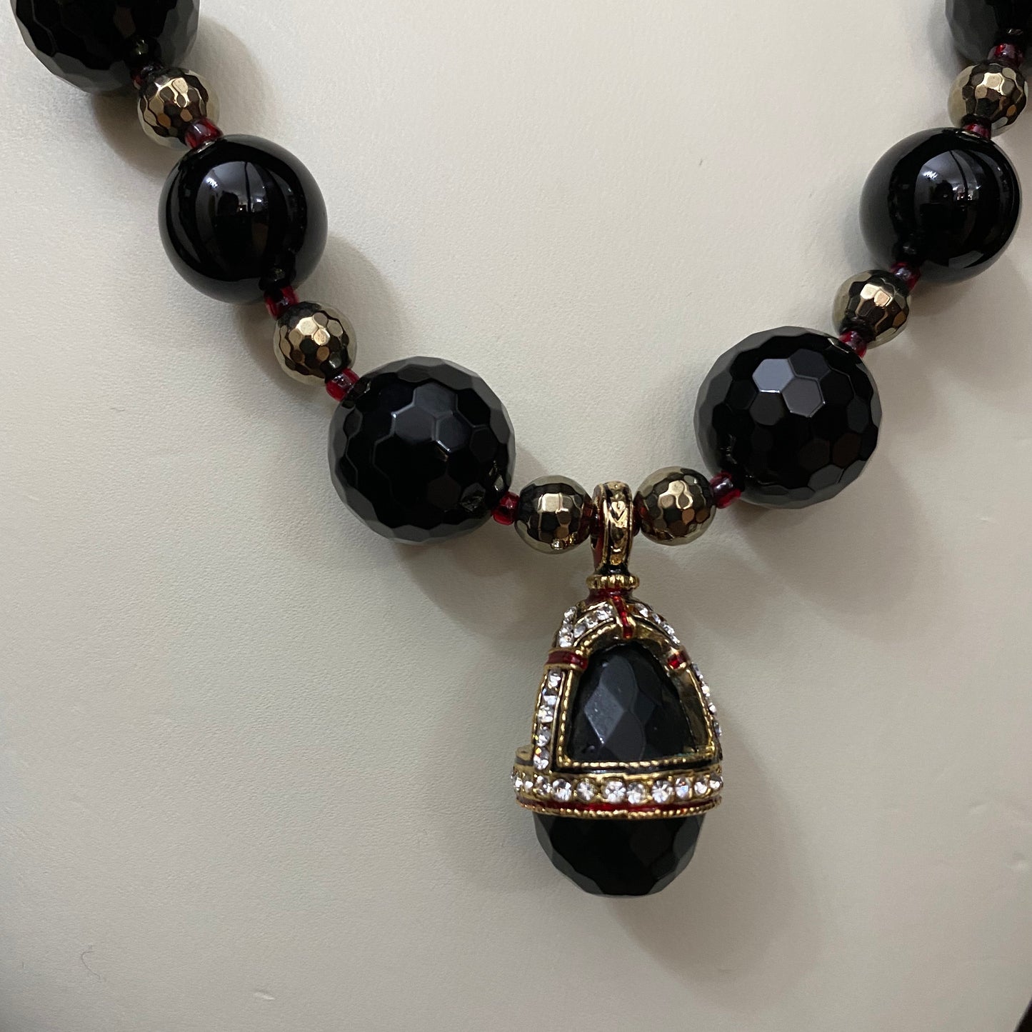 53cm necklace in gold-plated silver, onyx, pyrite and jade