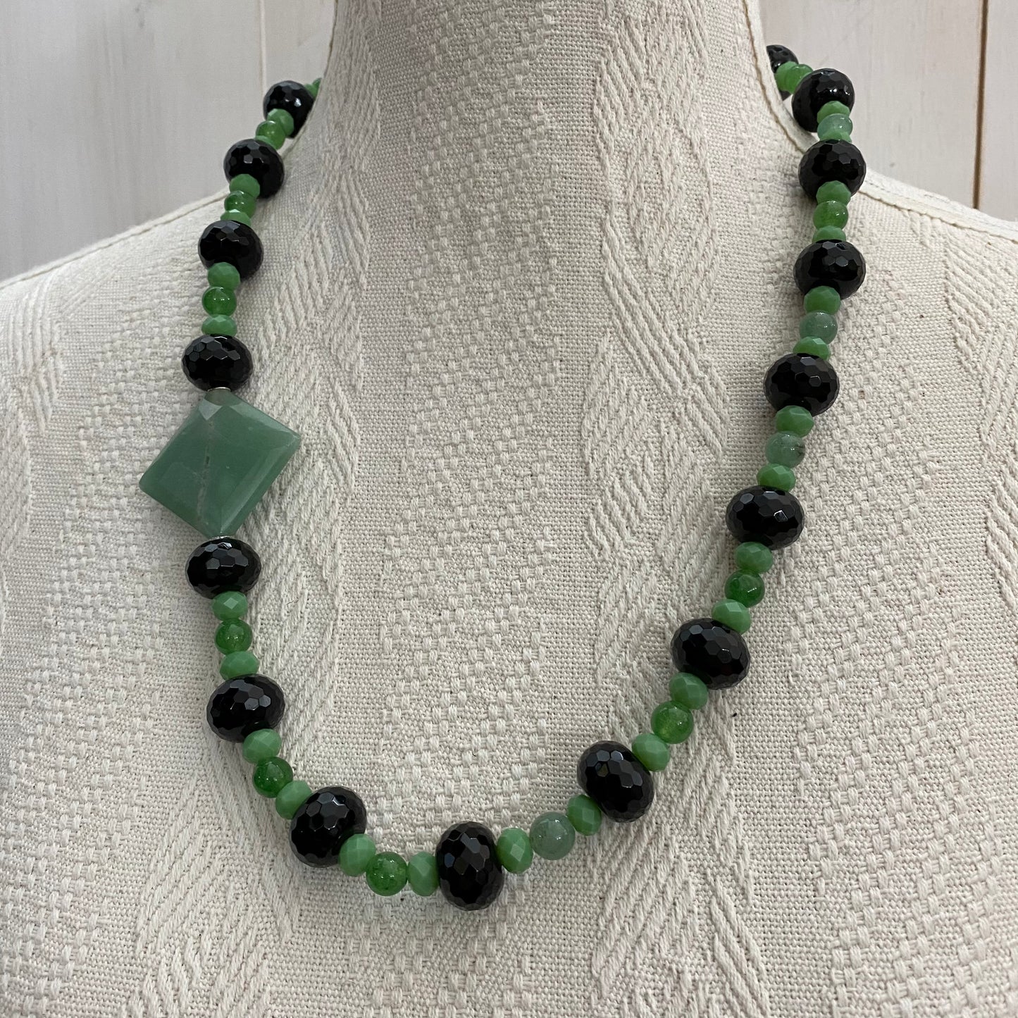 71cm jade and onyx necklace