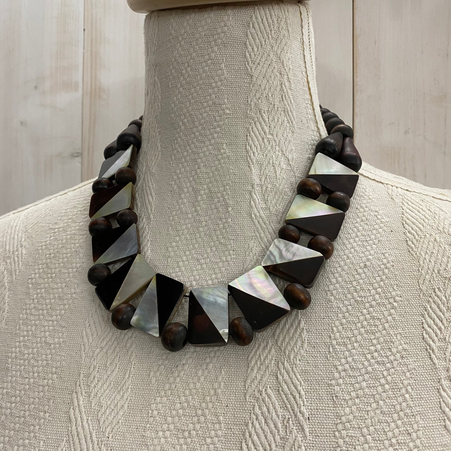 cm necklace in wood and mother of pearl