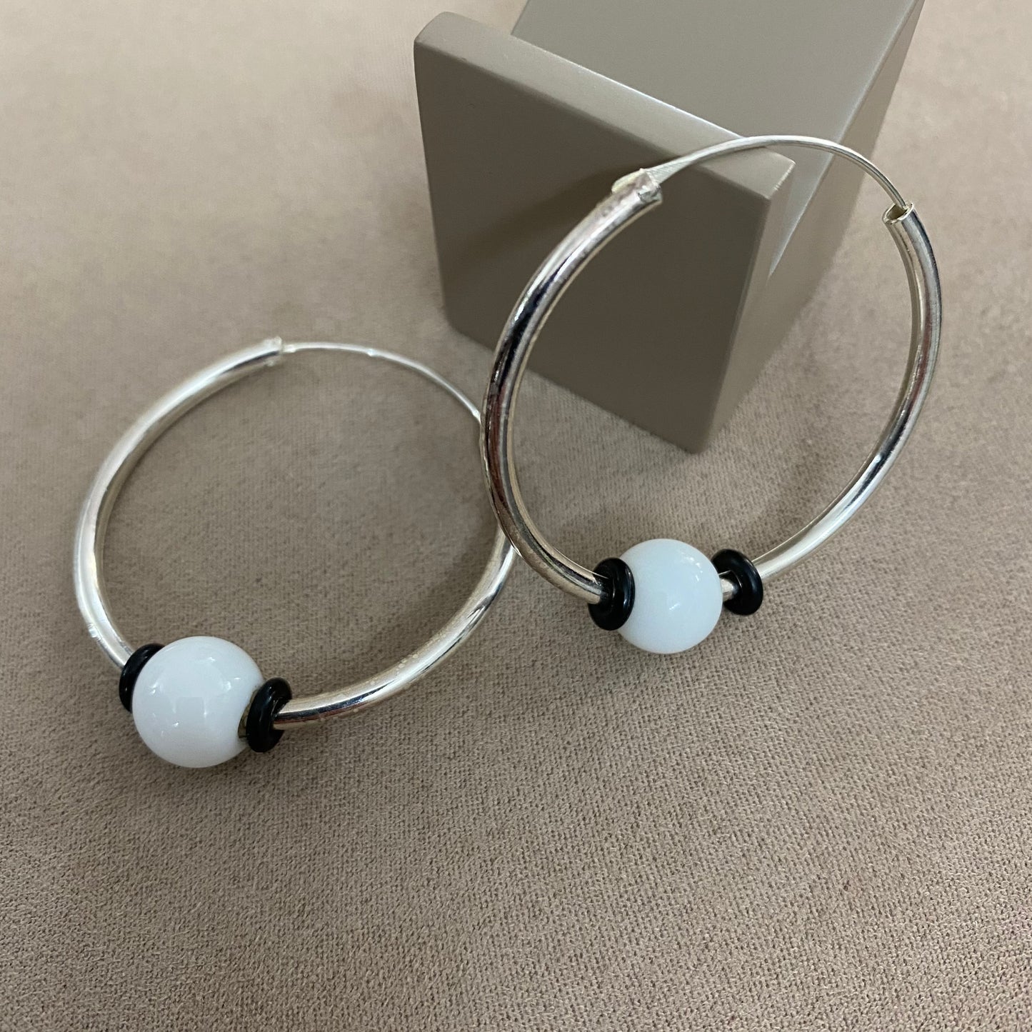 ๐ Silver hoop earrings with white agate