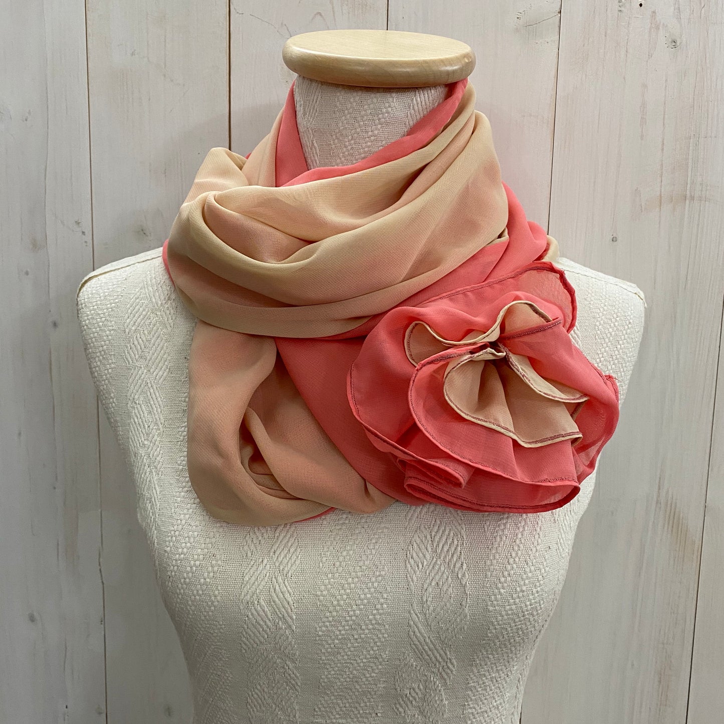 Double-sided shrug with one side in silk and elasticated gathers to secure it to the arms COD08