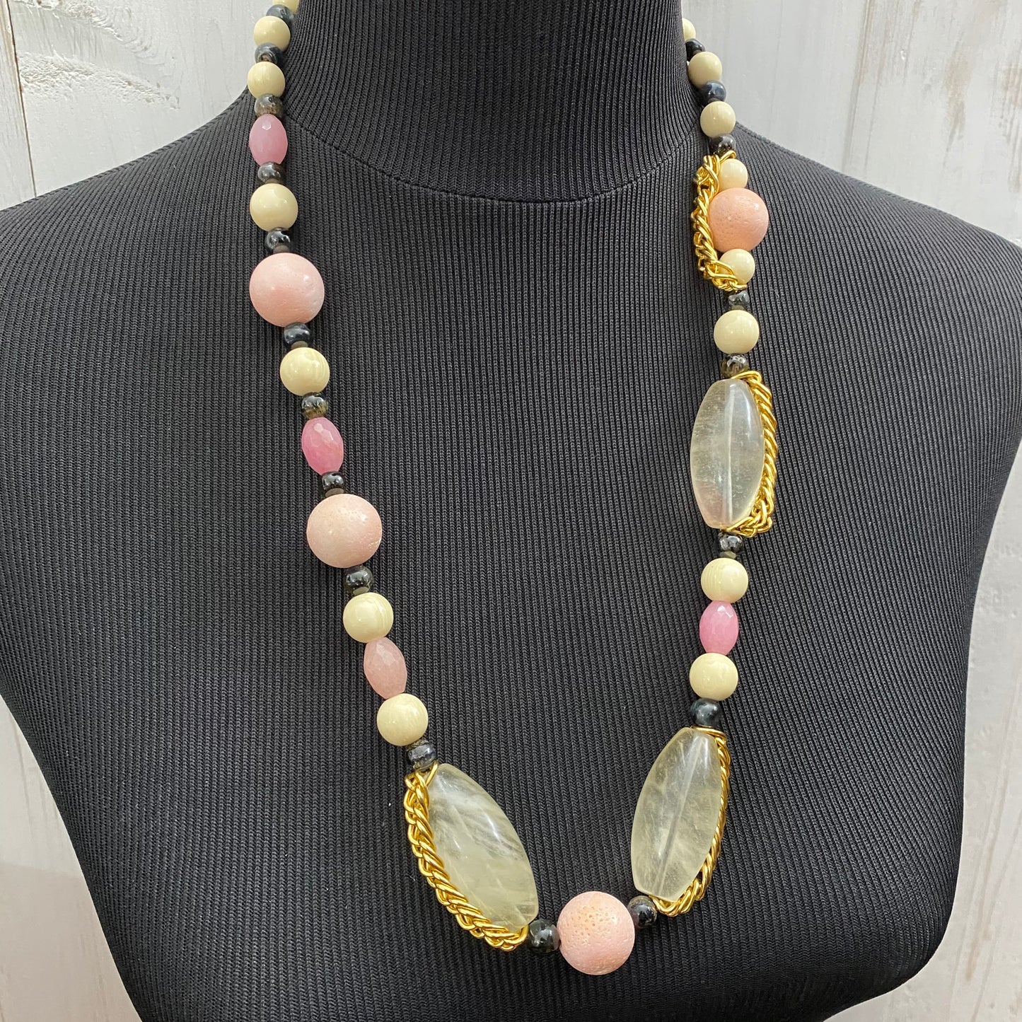 69.5 cm necklace in quartz, resin, jade, lava stone and hawk's eye