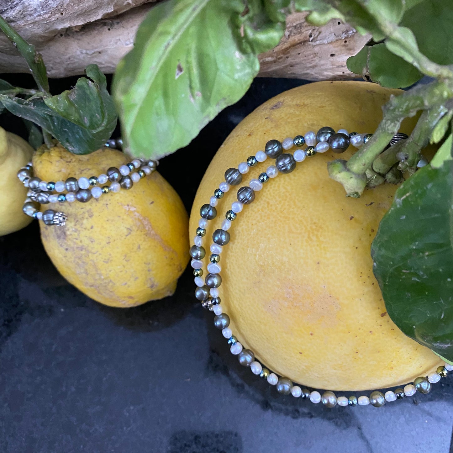 bracelet cercle rigide en perles et hématite