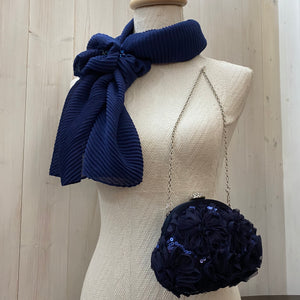 foulard elegante blu scuro con decoro in pietre dure