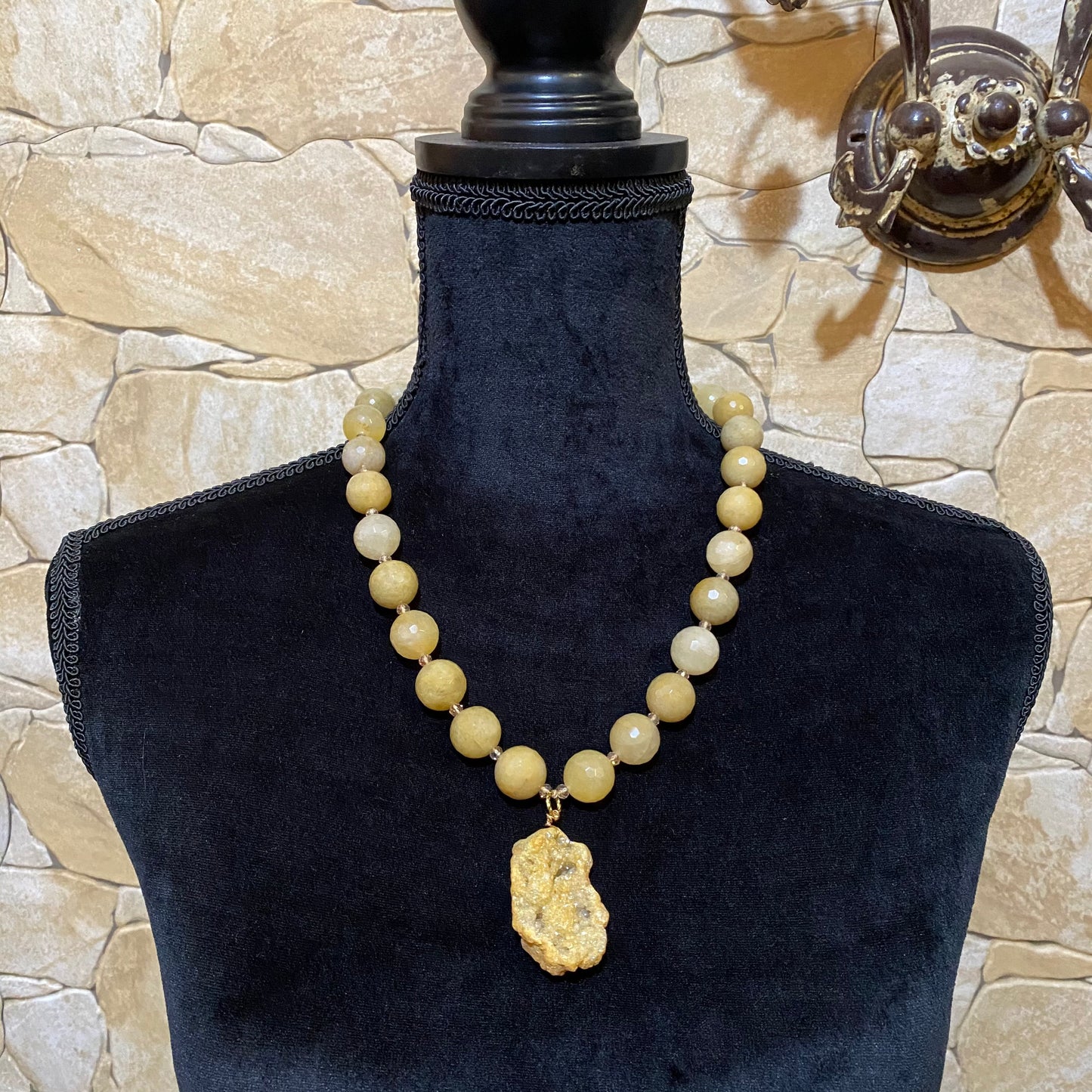 collier en calcite cm avec pendentif
