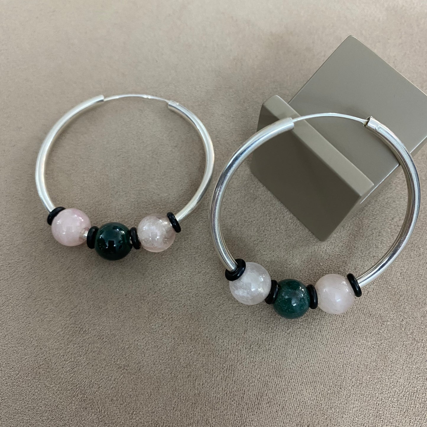 ๐ Silver hoop earrings with quartz and green agate