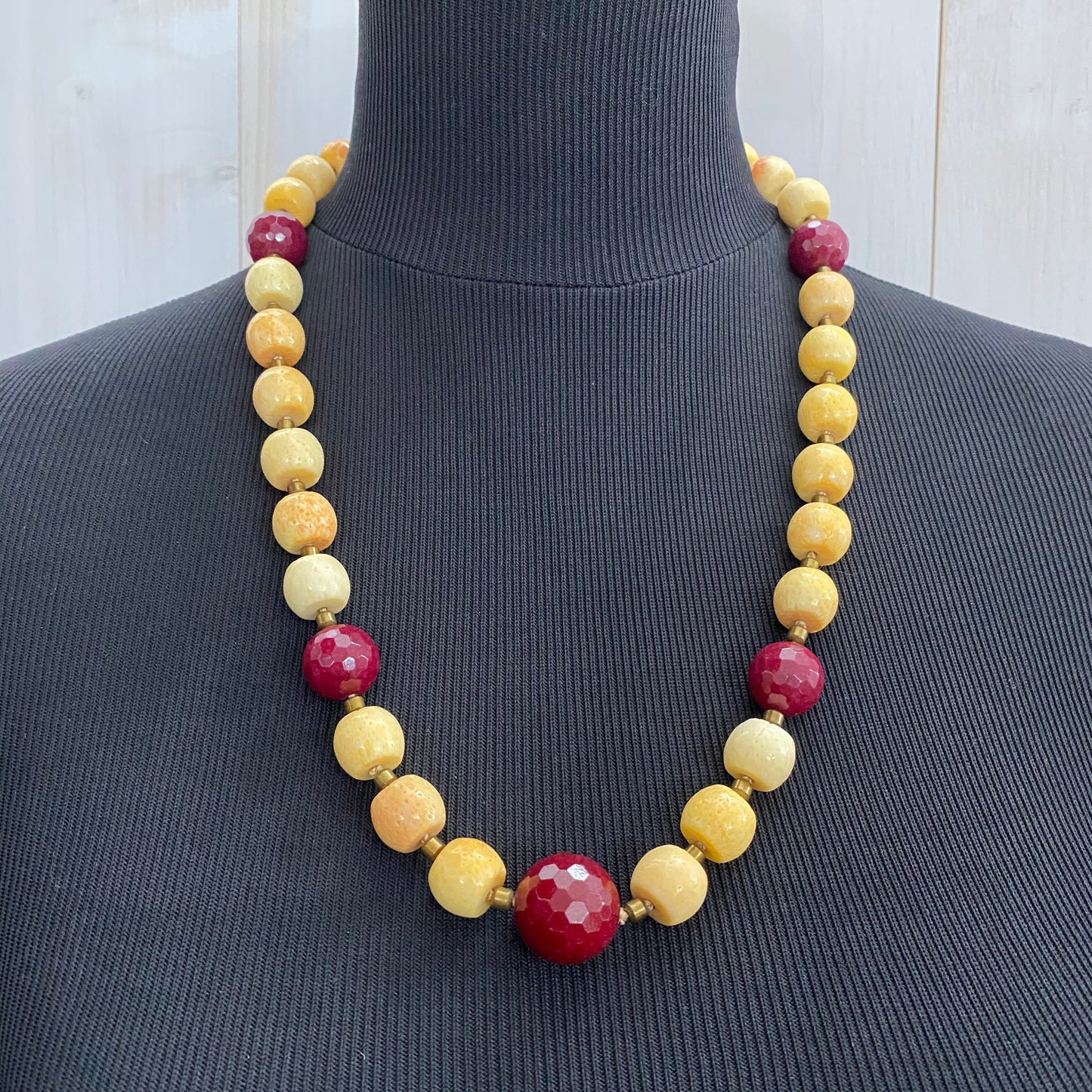65cm necklace in hematite, jade and coral