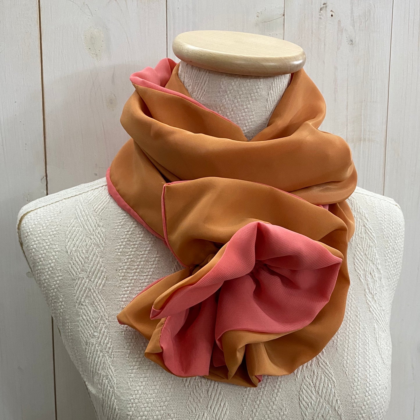 Double-sided shrug with one side in silk and elasticated gathers to secure it to the arms COD07