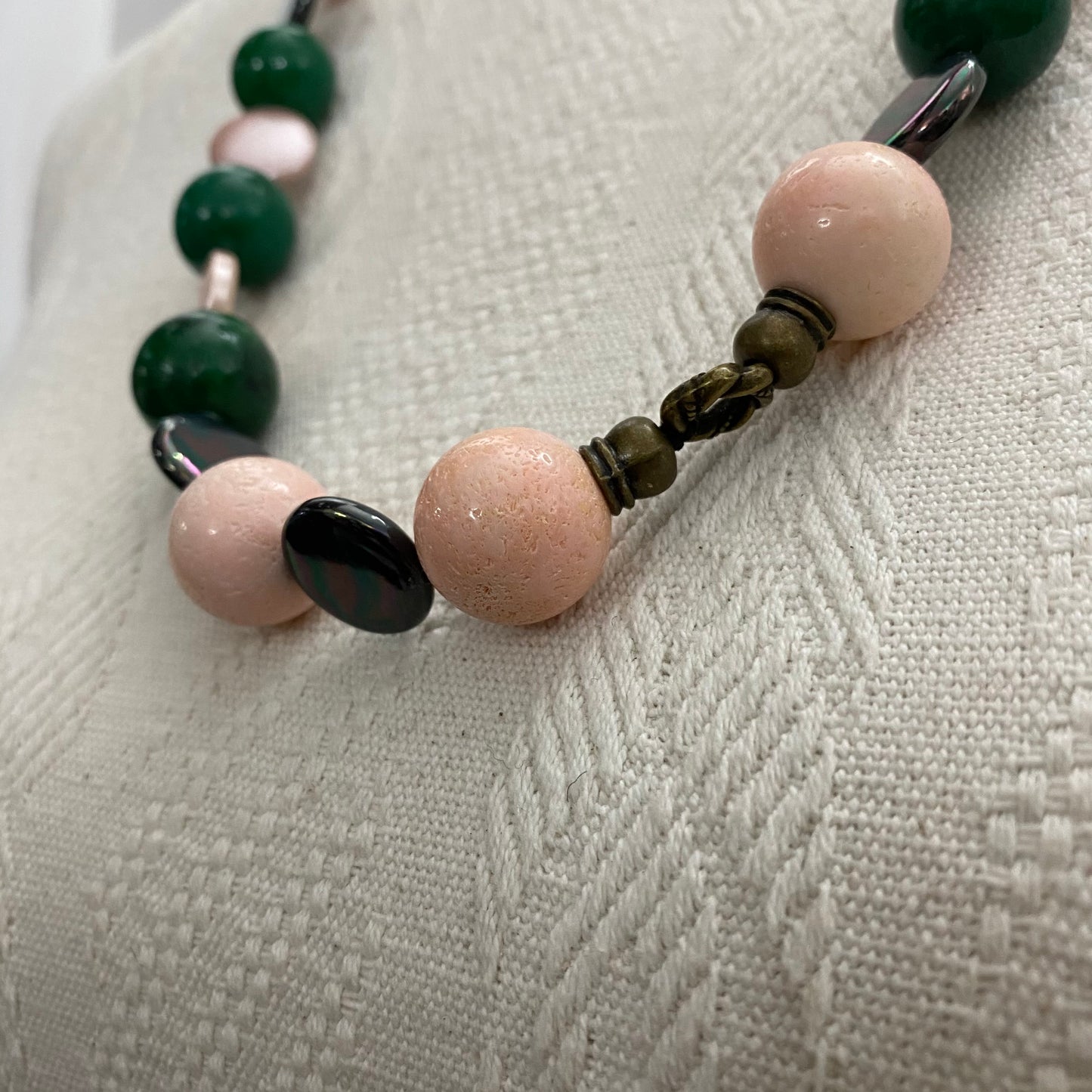69cm necklace in cord, jade, lava stone and pearls