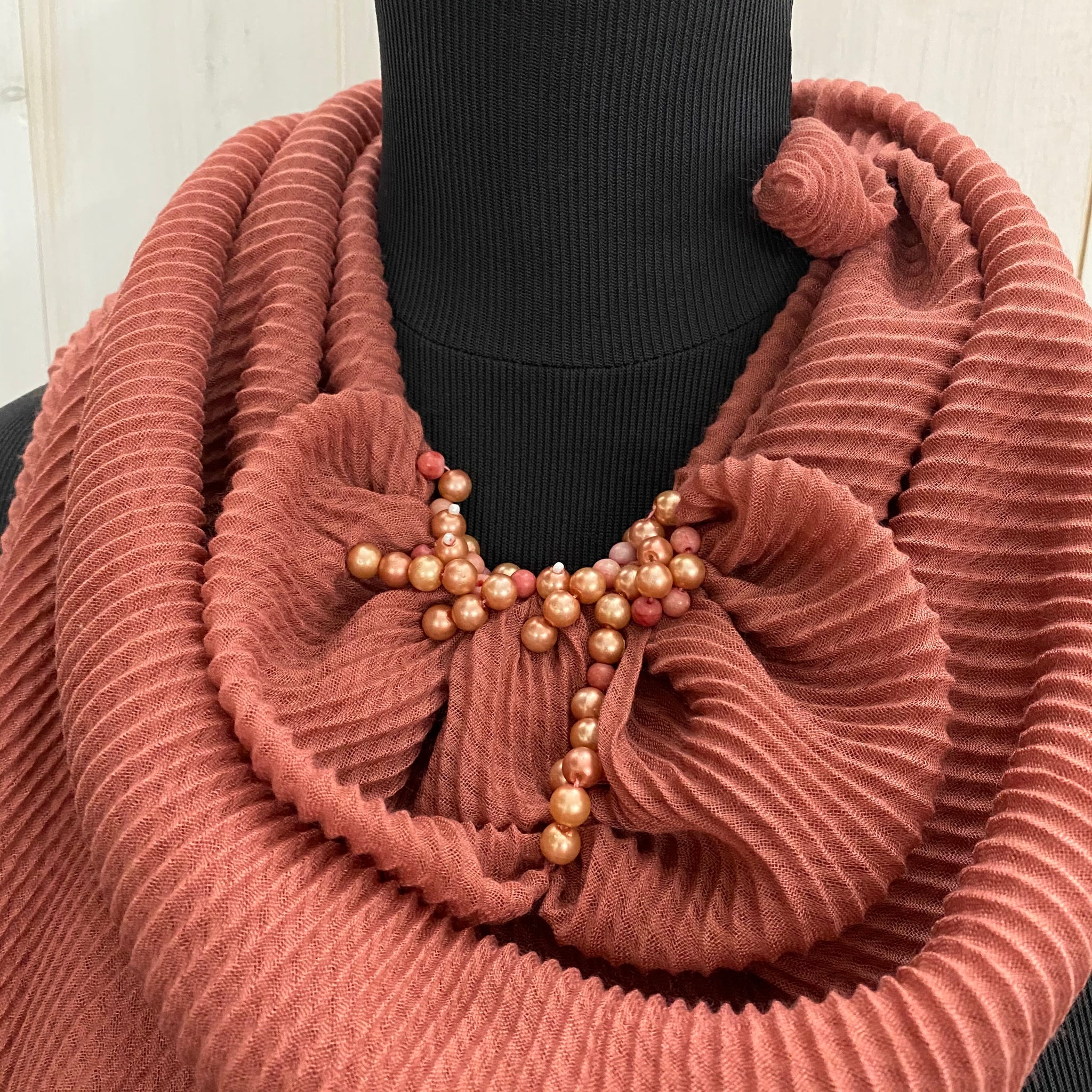 foulard bordò con decoro in perline