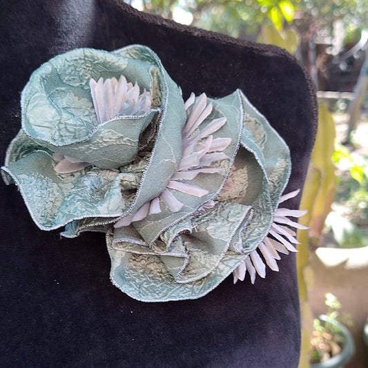 flower-shaped fabric pin 16x11 cm