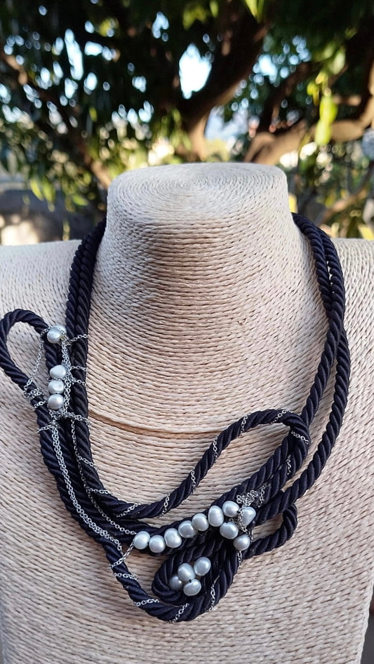 collana cm 57 in cordone blu scuro con ricami in perle di fiume e catena
