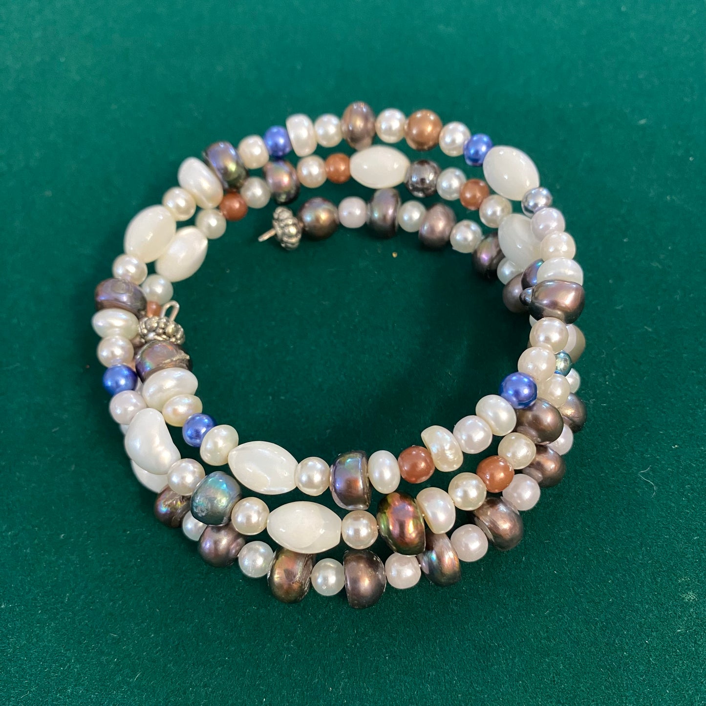 bracciale a cerchio rigido in perle e madreperla