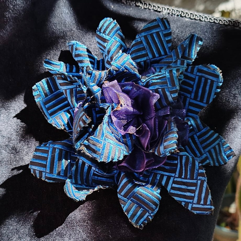 flower-shaped fabric pin cm