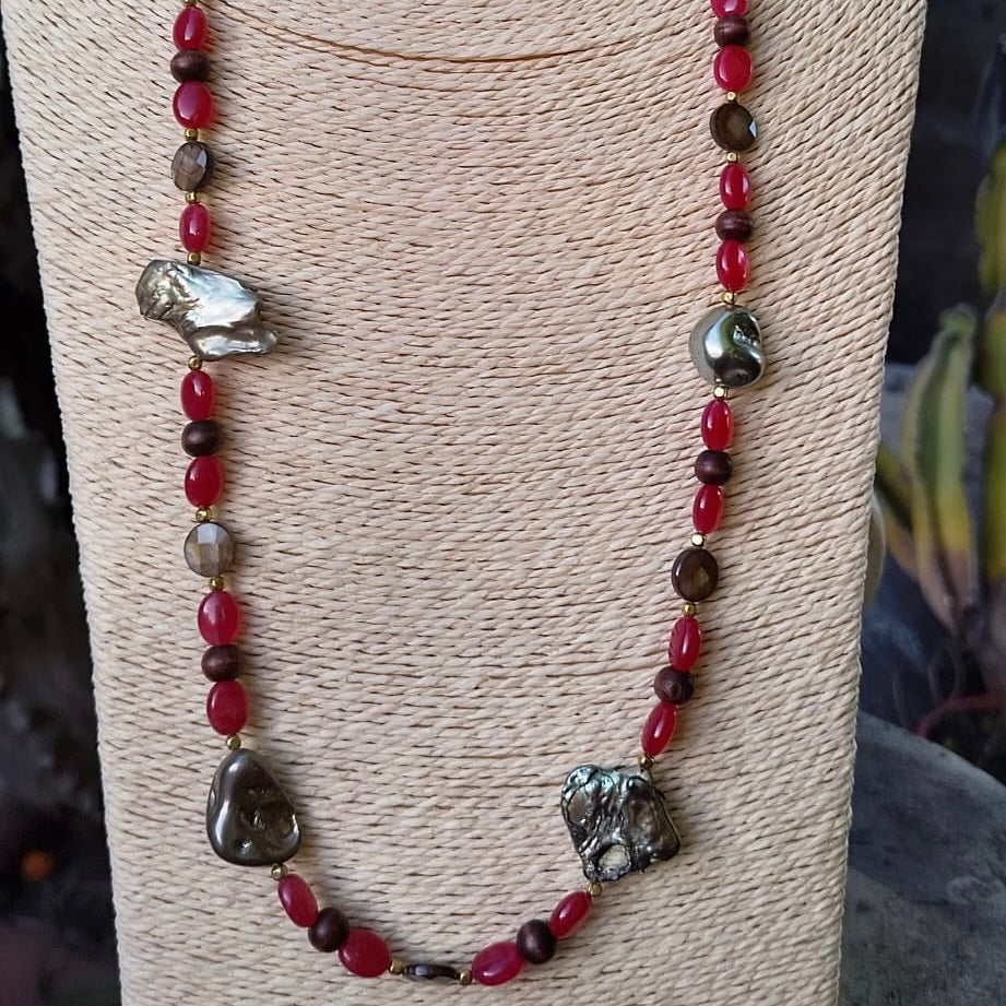 collana cm 75 in perle, madreperla, legno e giada