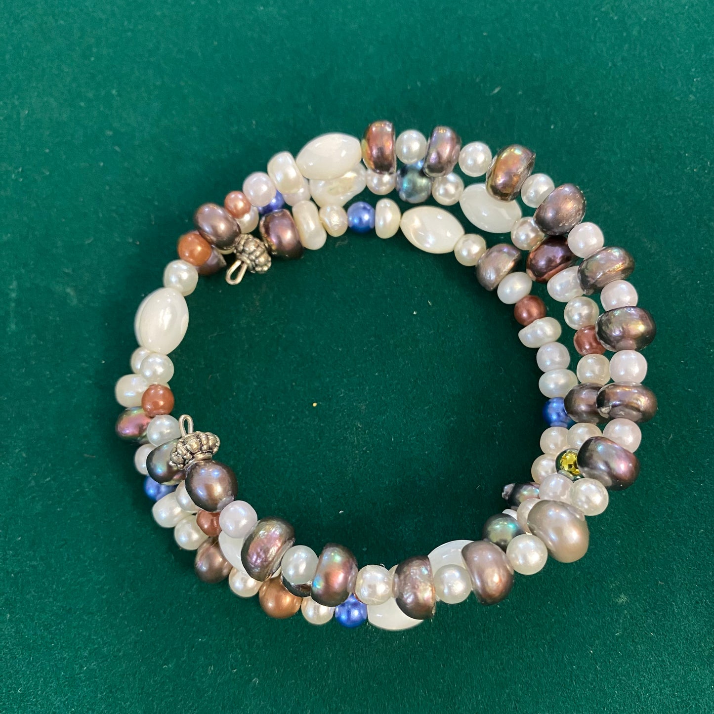 bracciale a cerchio rigido in perle e madreperla