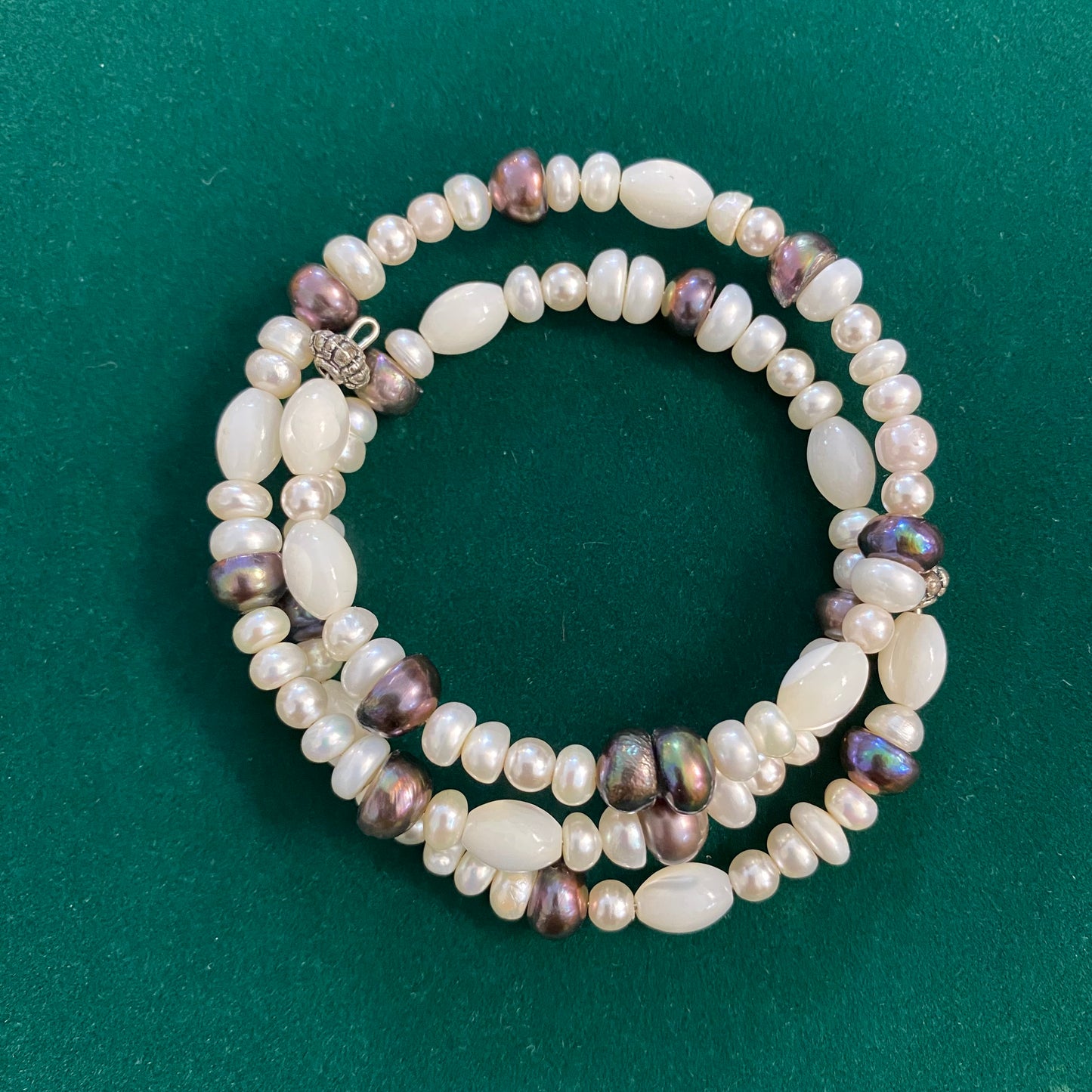 bracciale a cerchio rigido in perle e madreperla