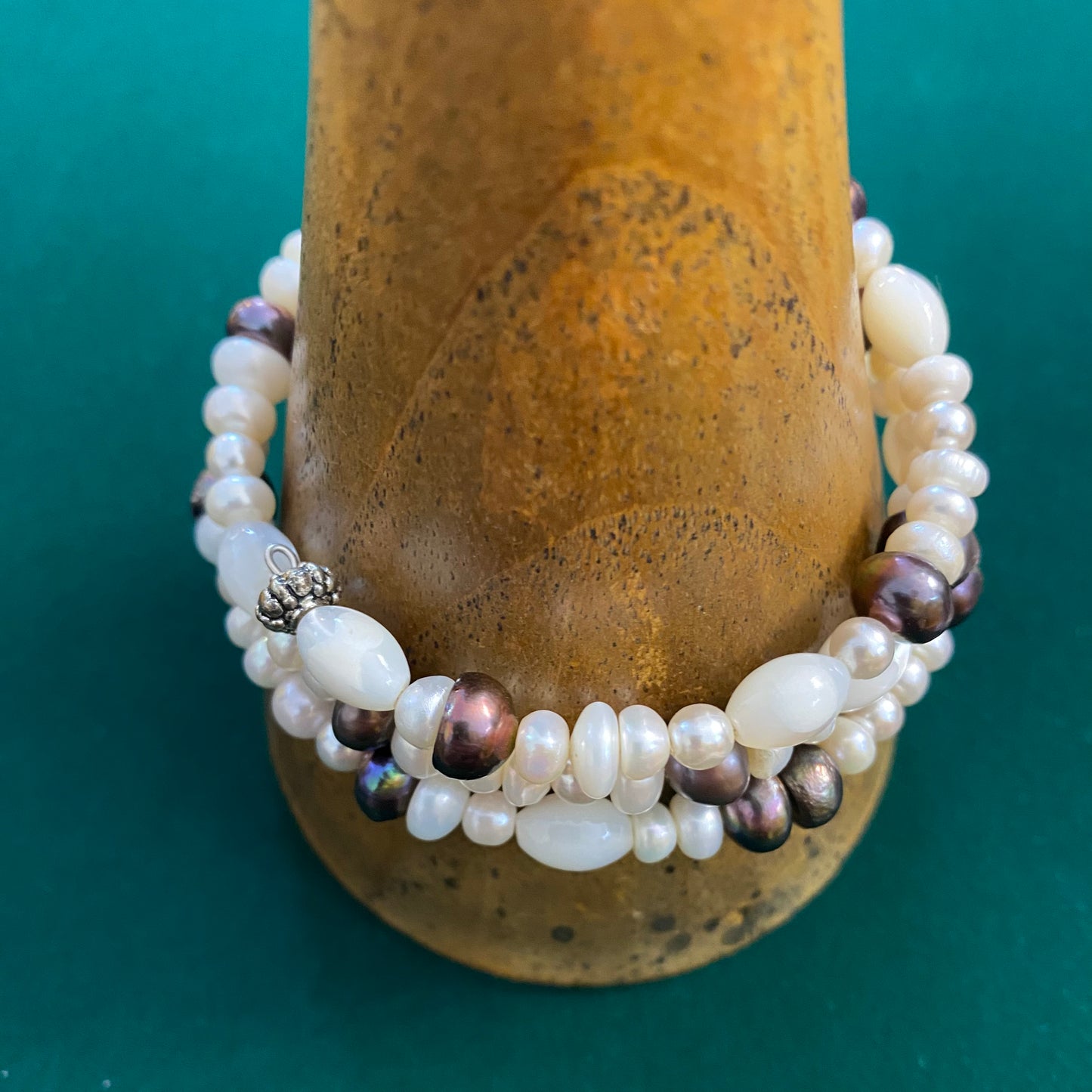 bracciale a cerchio rigido in perle e madreperla