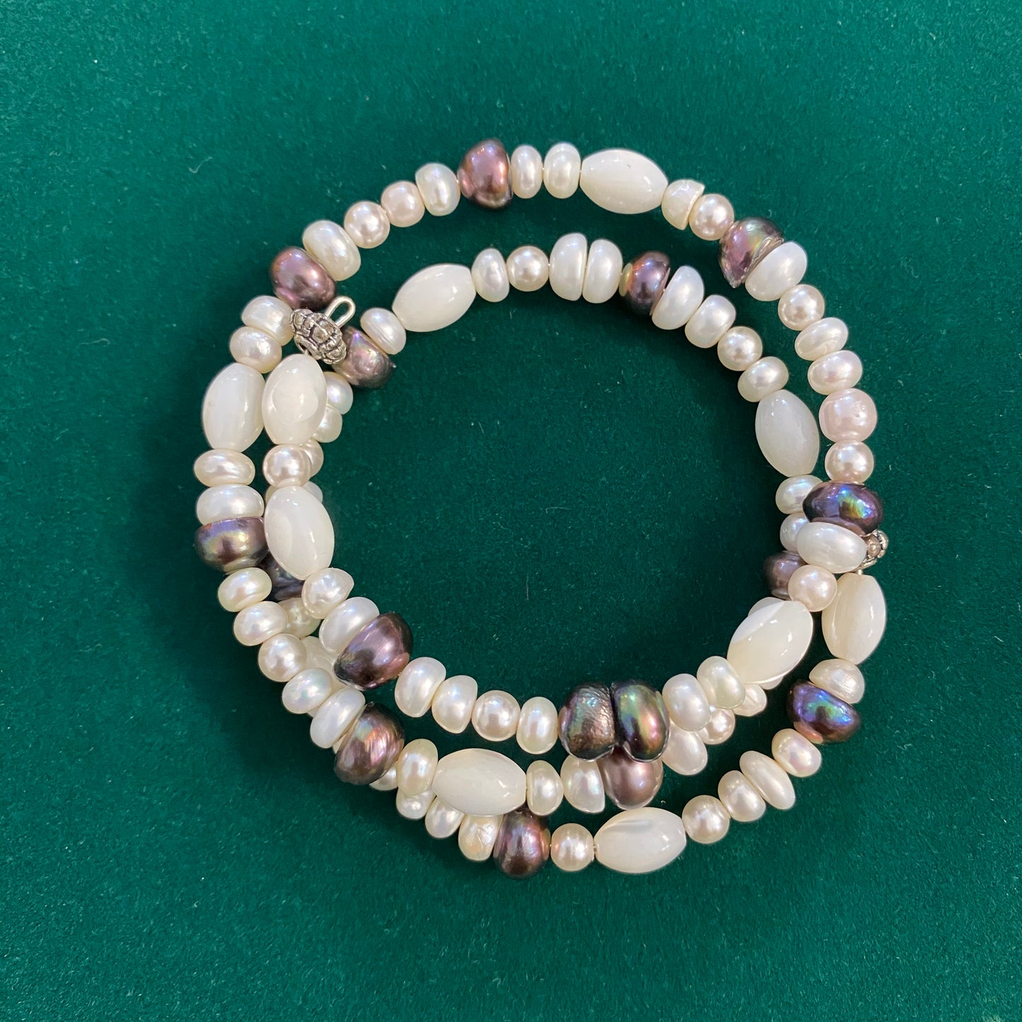 bracciale a cerchio rigido in perle e madreperla