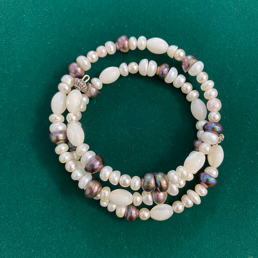 bracciale a cerchio rigido in perle e madreperla