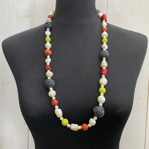 collana in perle, pietra lavica, corallo, madrepora, calcite