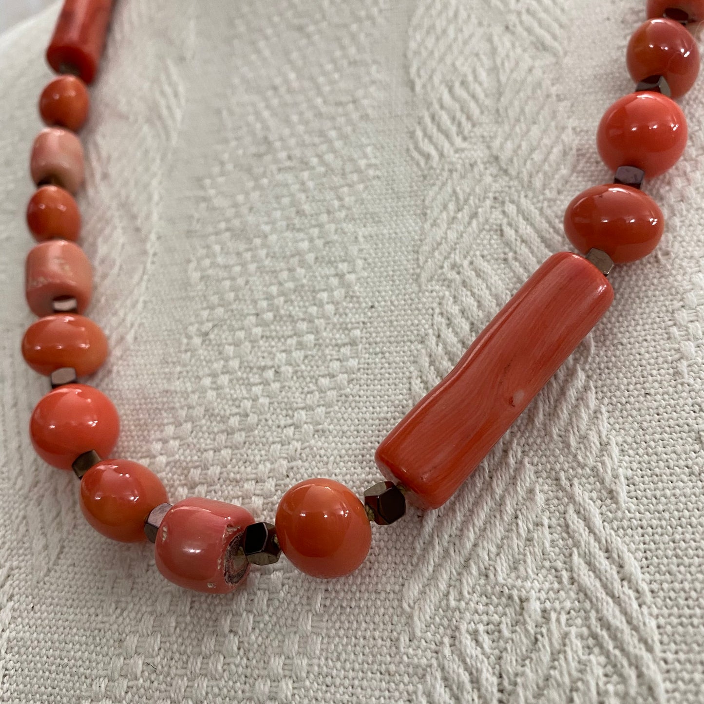 collana cm 74 in argento, perle, corallo ed ematite