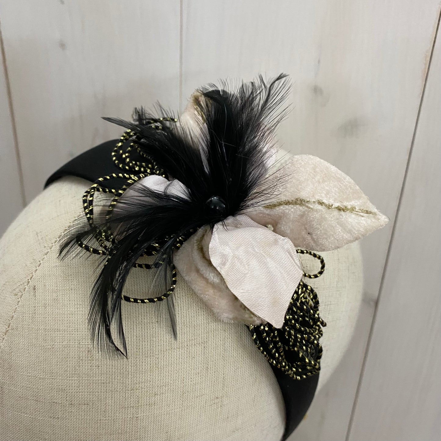 cerchietto nero con fiore e piume
