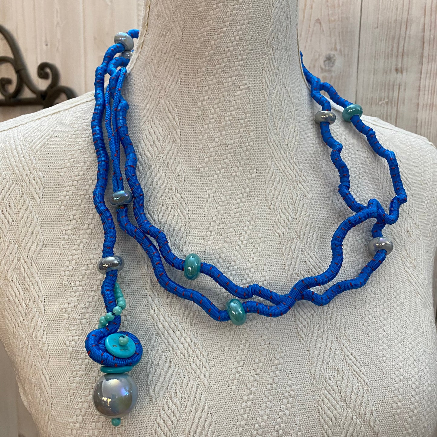 P/E 2020 collana in cordone, ceramica e pietre dure