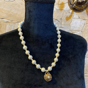 collana in perle con ciondolo antico