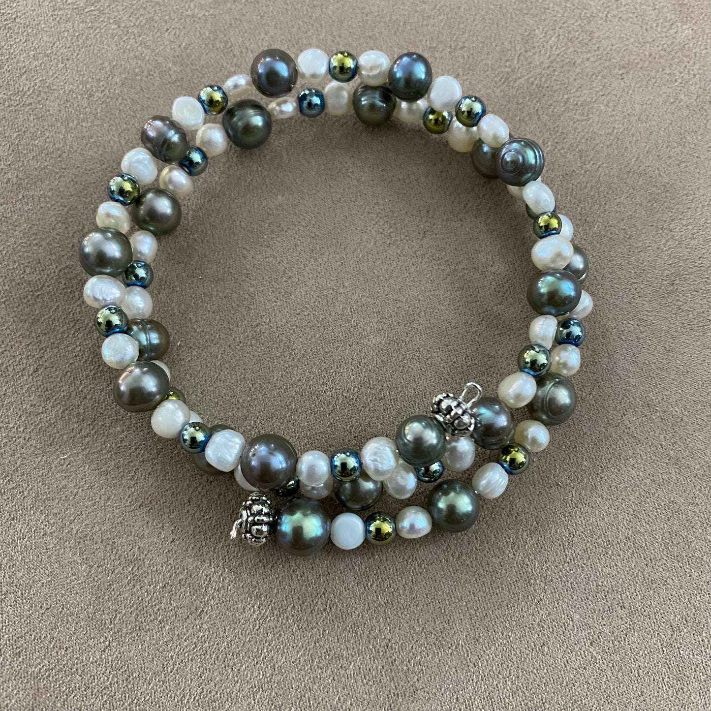 bracelet cercle rigide en perles et hématite