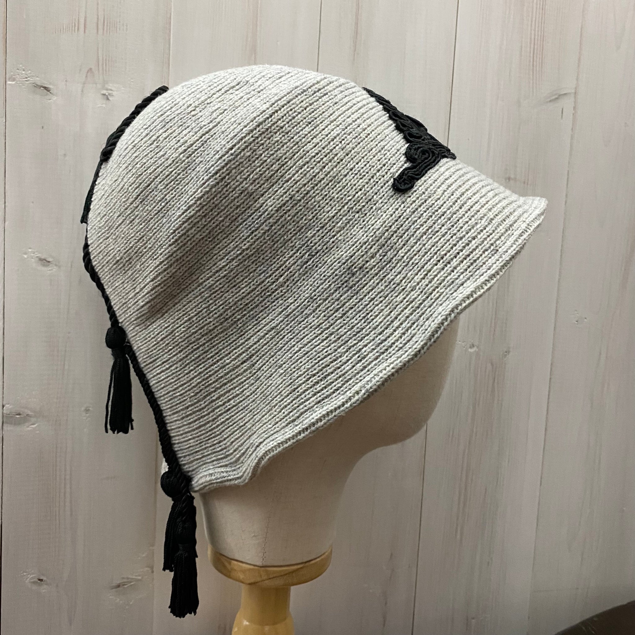 cappello a secchiello grigio chiaro con nappine