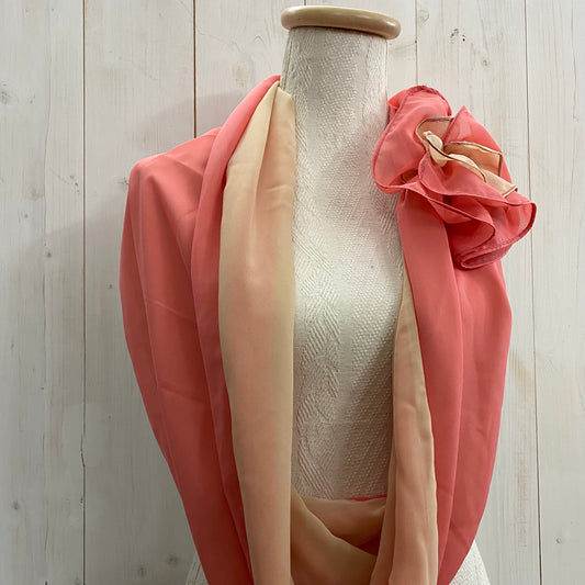 Double-sided shrug with one side in silk and elasticated gathers to secure it to the arms COD08