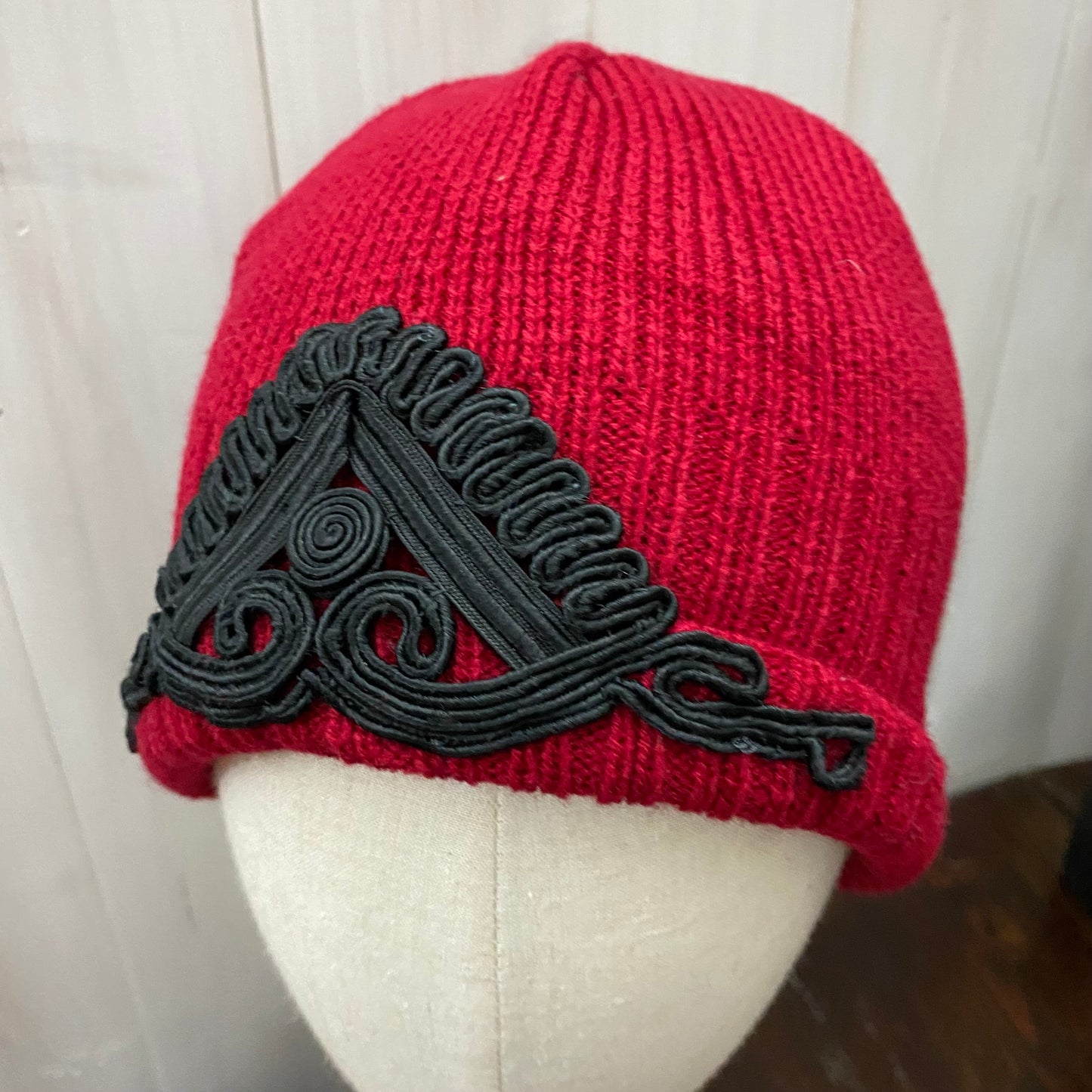 cappello rosso scuro con applicazione