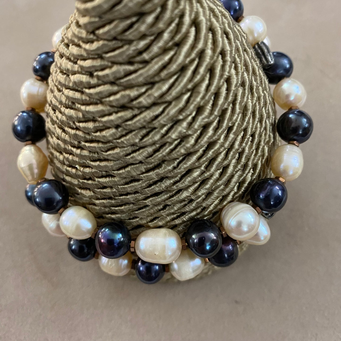 bracciale cm a cerchio rigido con perle di fiume