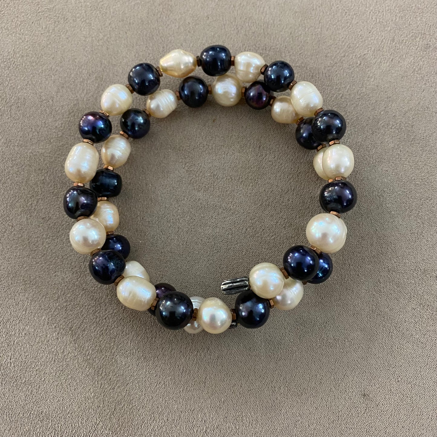 bracciale cm a cerchio rigido con perle di fiume