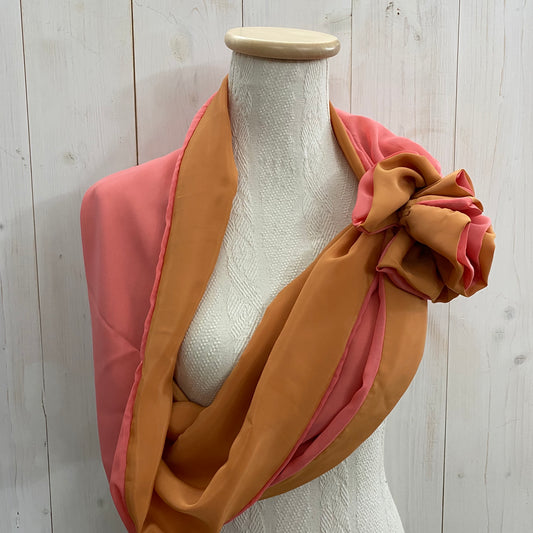 Double-sided shrug with one side in silk and elasticated gathers to secure it to the arms COD07