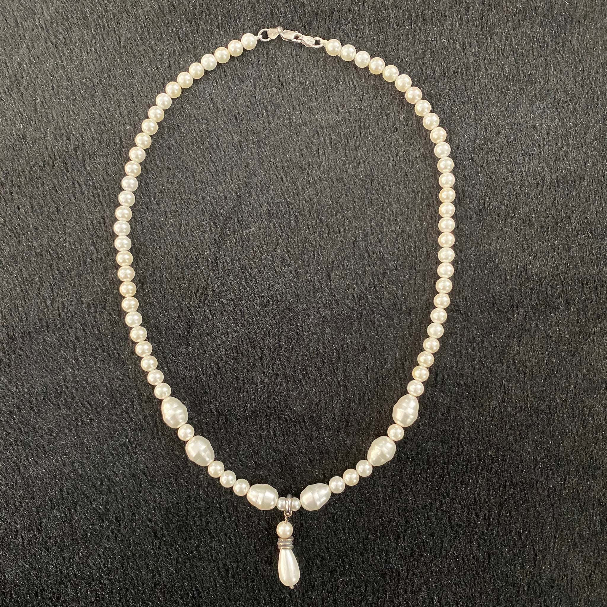 collana in argento e perle con ciondolo