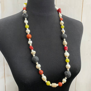 collana in perle, pietra lavica, corallo, madrepora, calcite