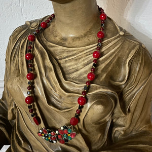 Collana lunga con elemento “astratto”