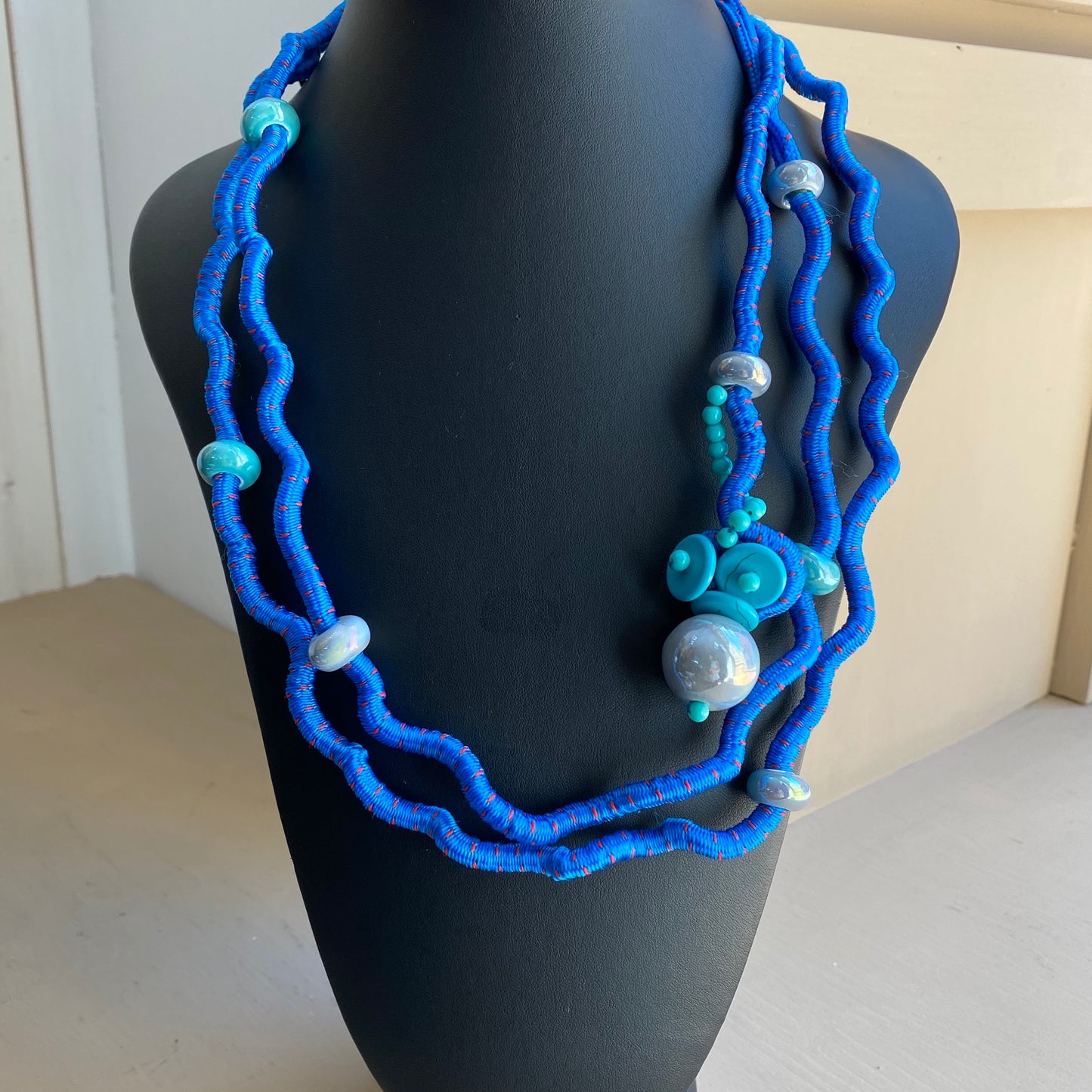 P/E 2020 collana in cordone, ceramica e pietre dure