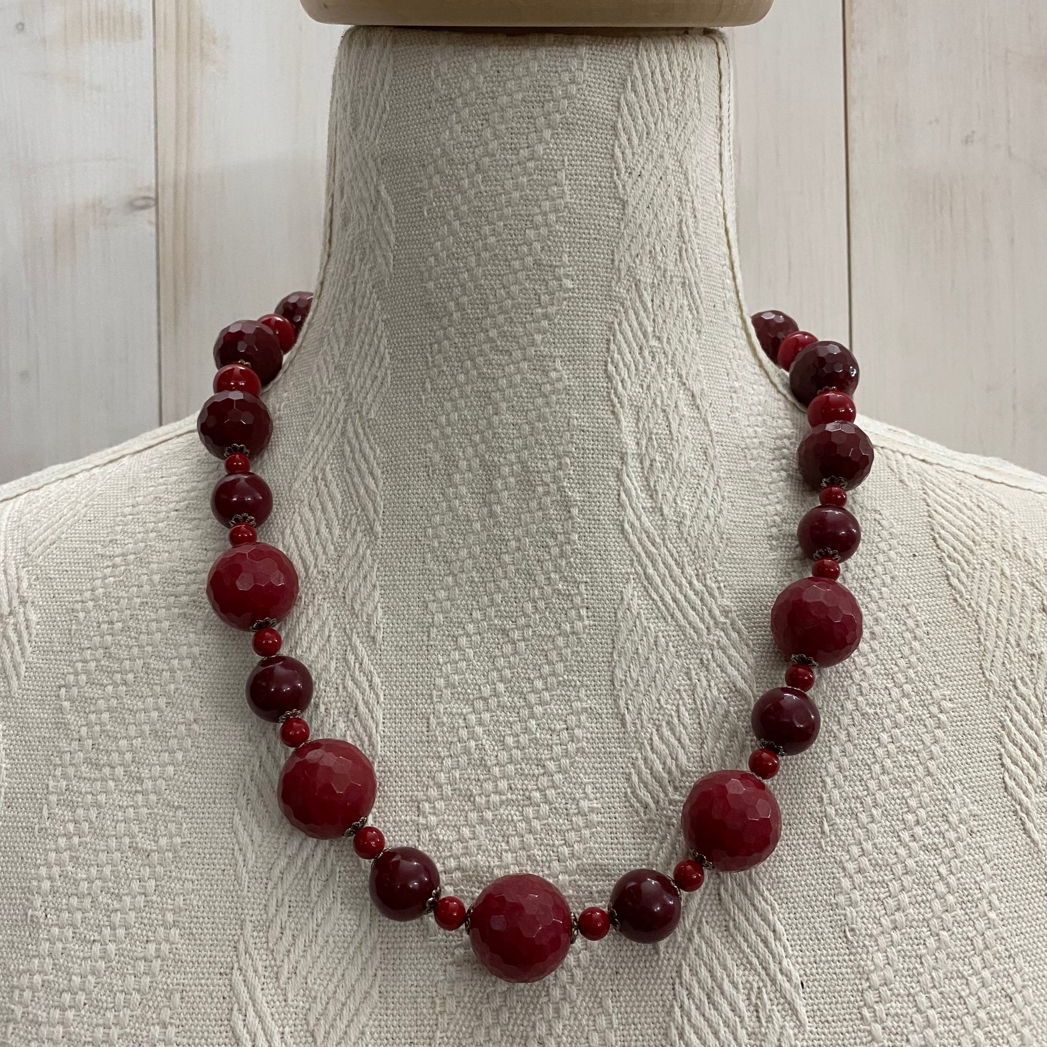 collana in argento, giada rossa e perle